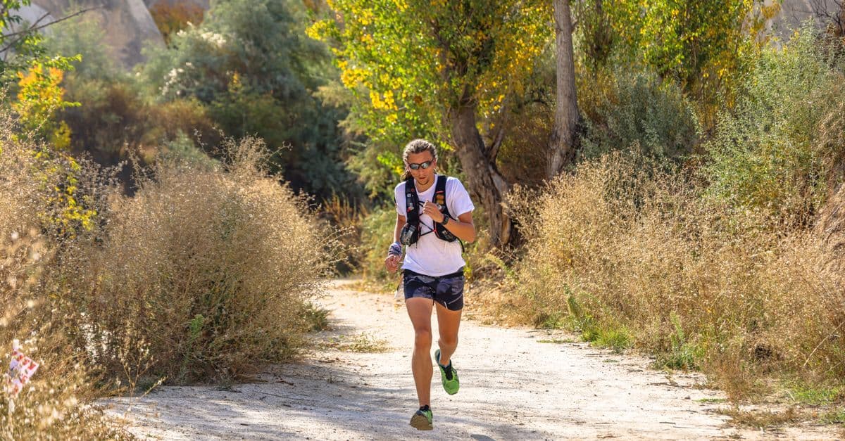 Coureur maintenant une allure régulière sur un sentier, illustration du cardio zone 2