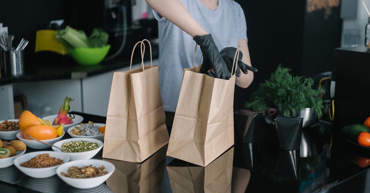 Sportif préparant un repas équilibré dans sa cuisine avec aliments sains et balance alimentaire