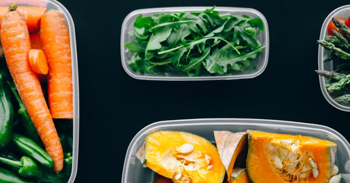 Sportif préparant un repas équilibré dans sa cuisine avec balance alimentaire et aliments sains