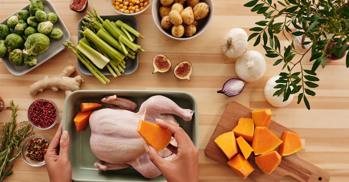 Sportif préparant un repas riche en protéines dans sa cuisine avec des oeufs et du poulet