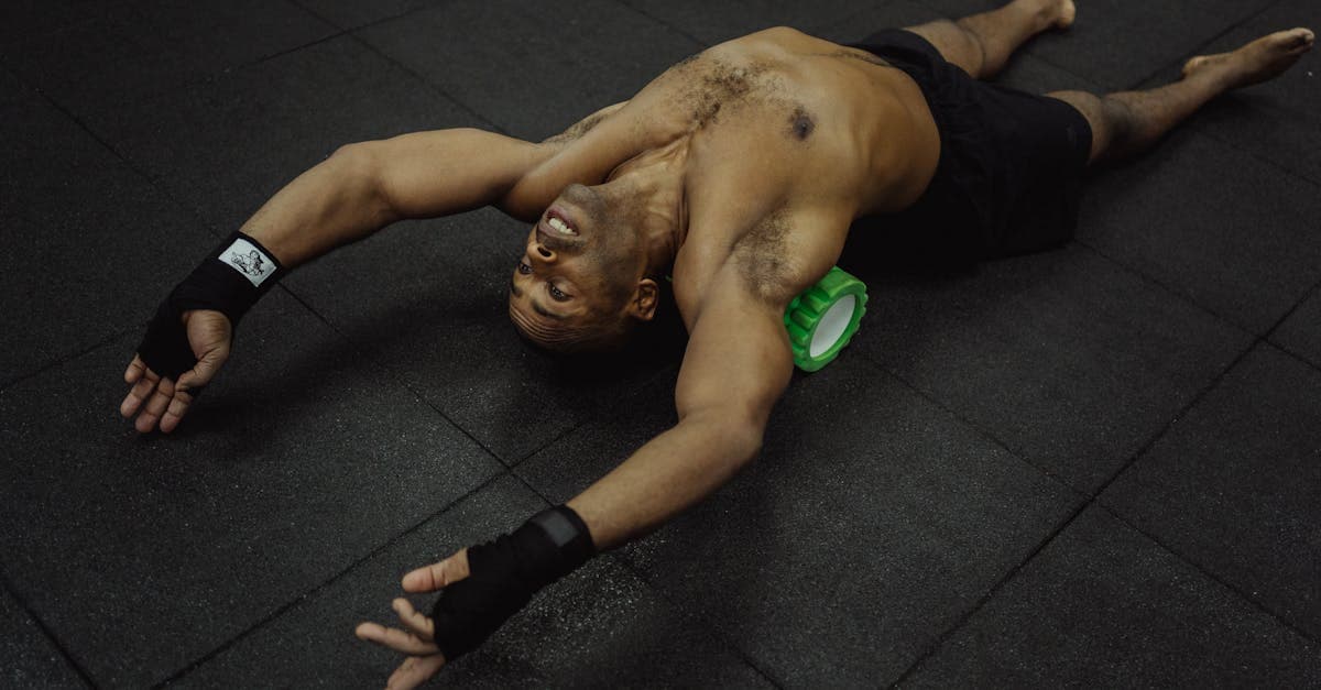 Athlète utilisant un foam roller pour sa récupération musculaire après entraînement en salle de sport