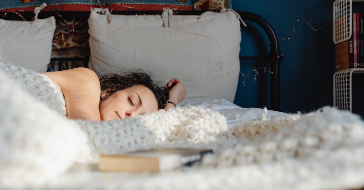 Athlète dormant paisiblement dans une chambre sombre optimisée pour la récupération sportive