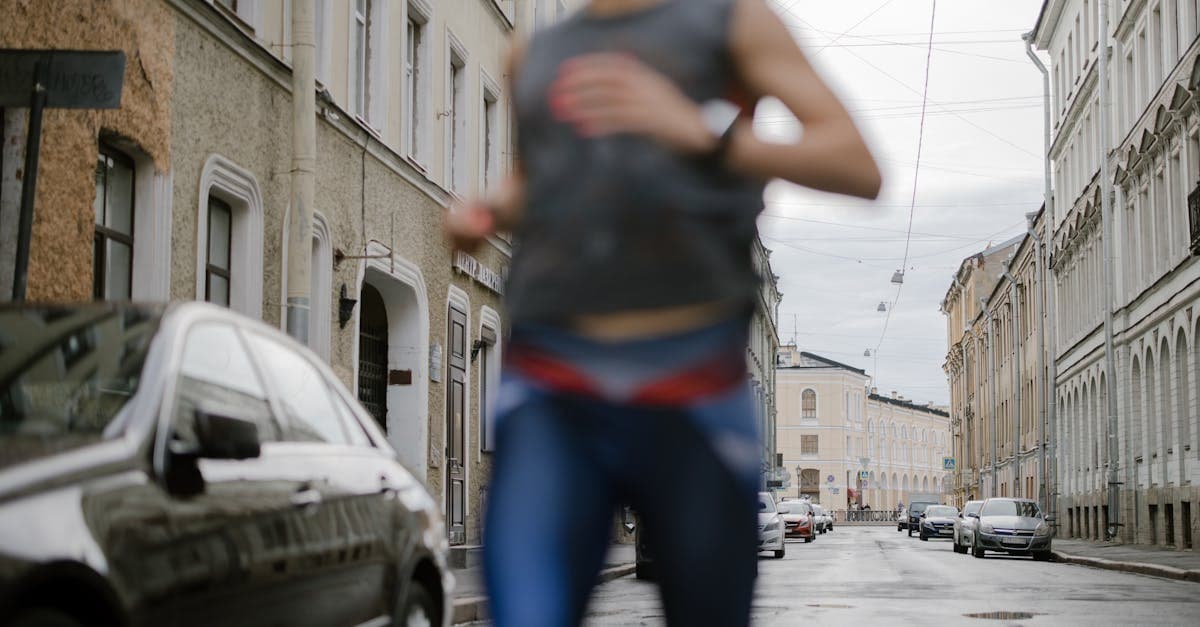 Sportif courant à allure modérée sur un sentier en pleine nature, entraînement cardio zone 2